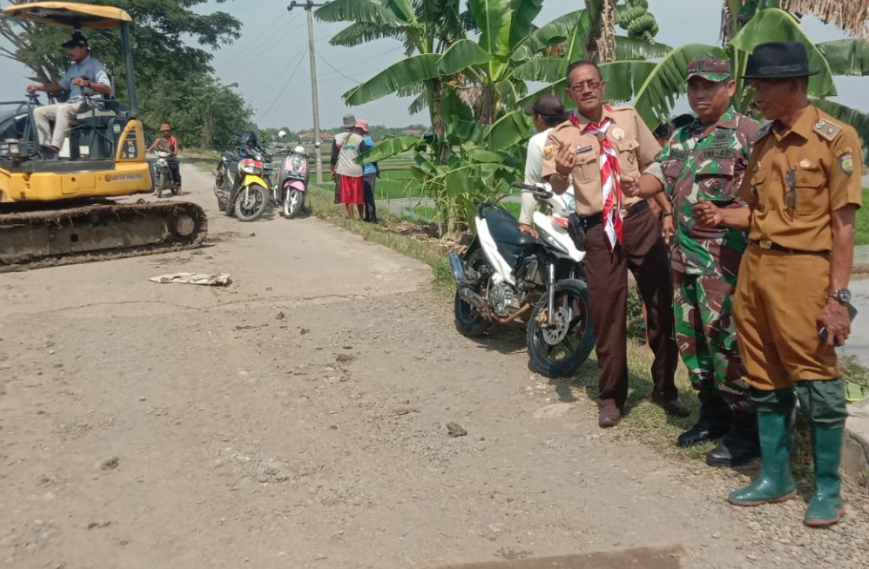 Pemcam Lelea Lakukan Normalisasi Saluran Tersier Desa Tamansari