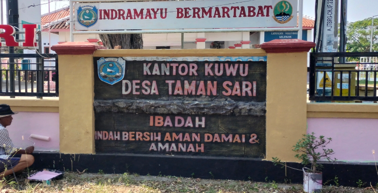 Jelang HUT Ke-79 Kemerdekaan RI 17 Agustus 2024, Pagar Balai Desa Tamansari Kecamatan Lelea Dipercantik