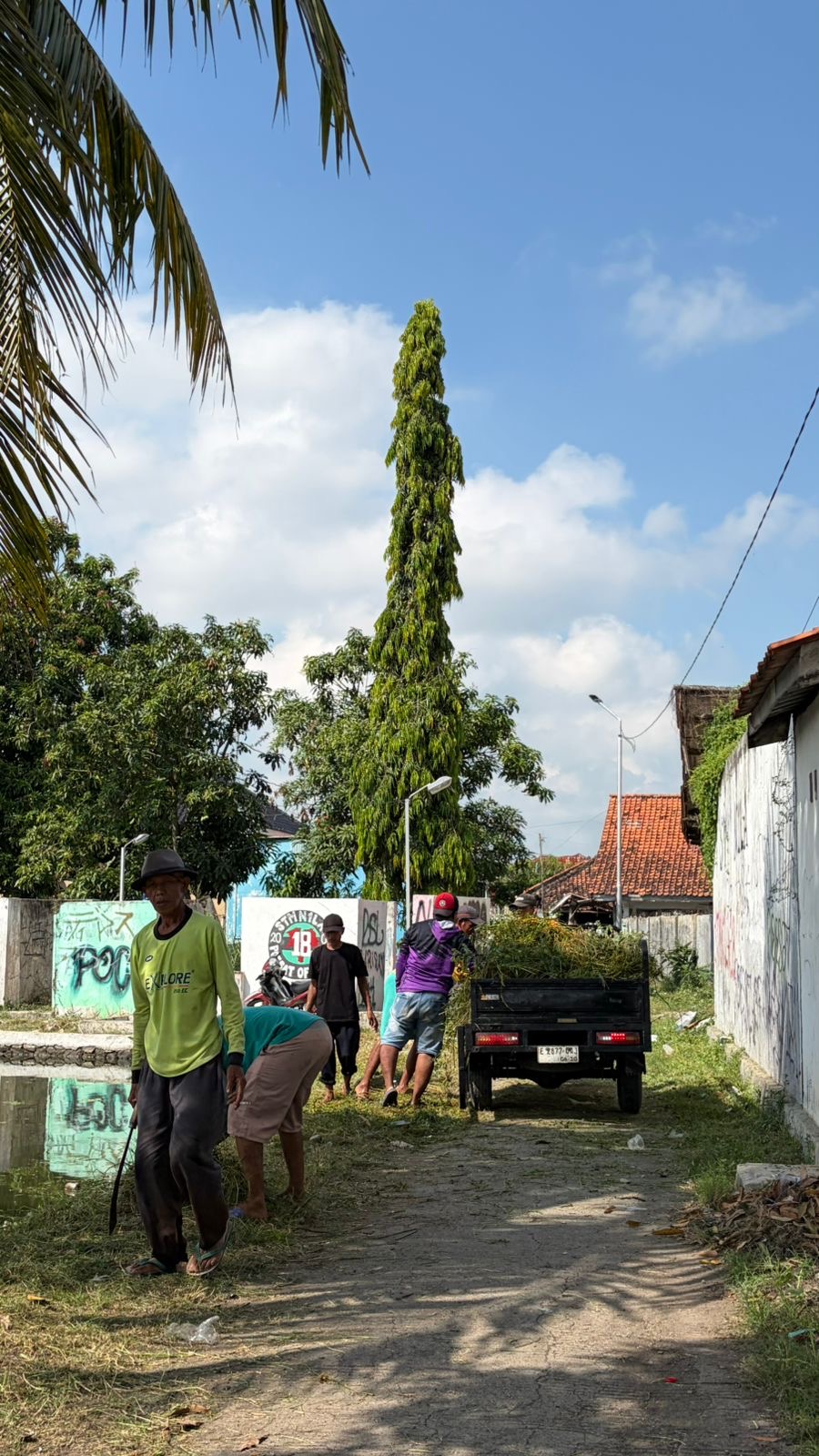Kerja bakti perapihan area balong taman agar lingkungan kita kembali asri dan nyaman